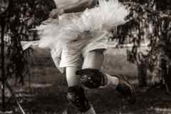 Czarno-białe zdjęcie mężczyzny w stroju baletnicy.