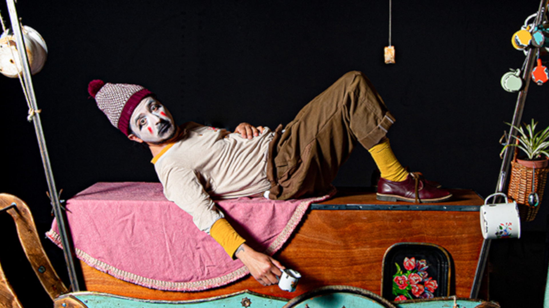 Clown leży na stoliku.