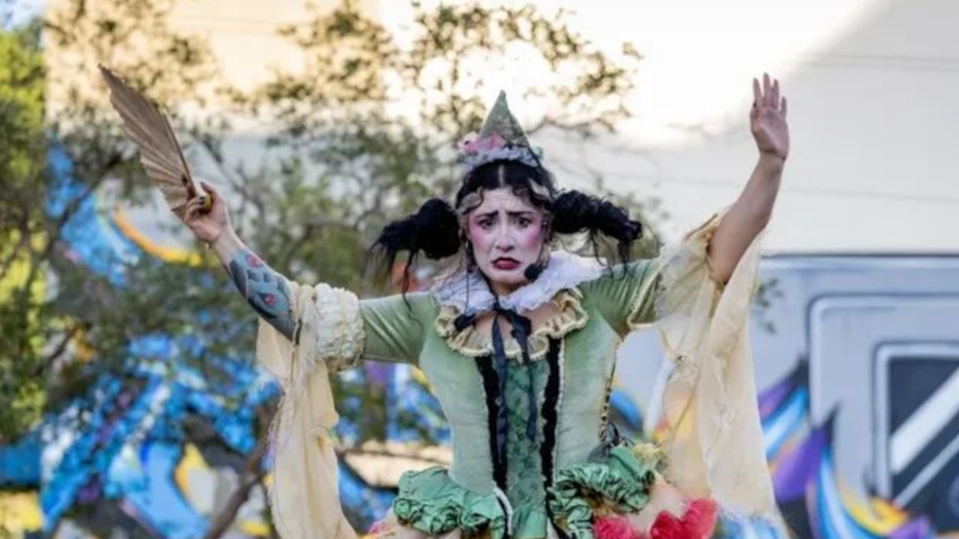 Kobieta clown przebrana w suknię z 19 wieku.